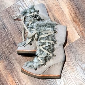 Suede winter boots with fur trim